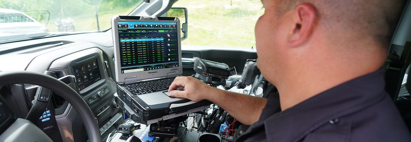 A Loudon County officer uses FirstNet in his vehicle 